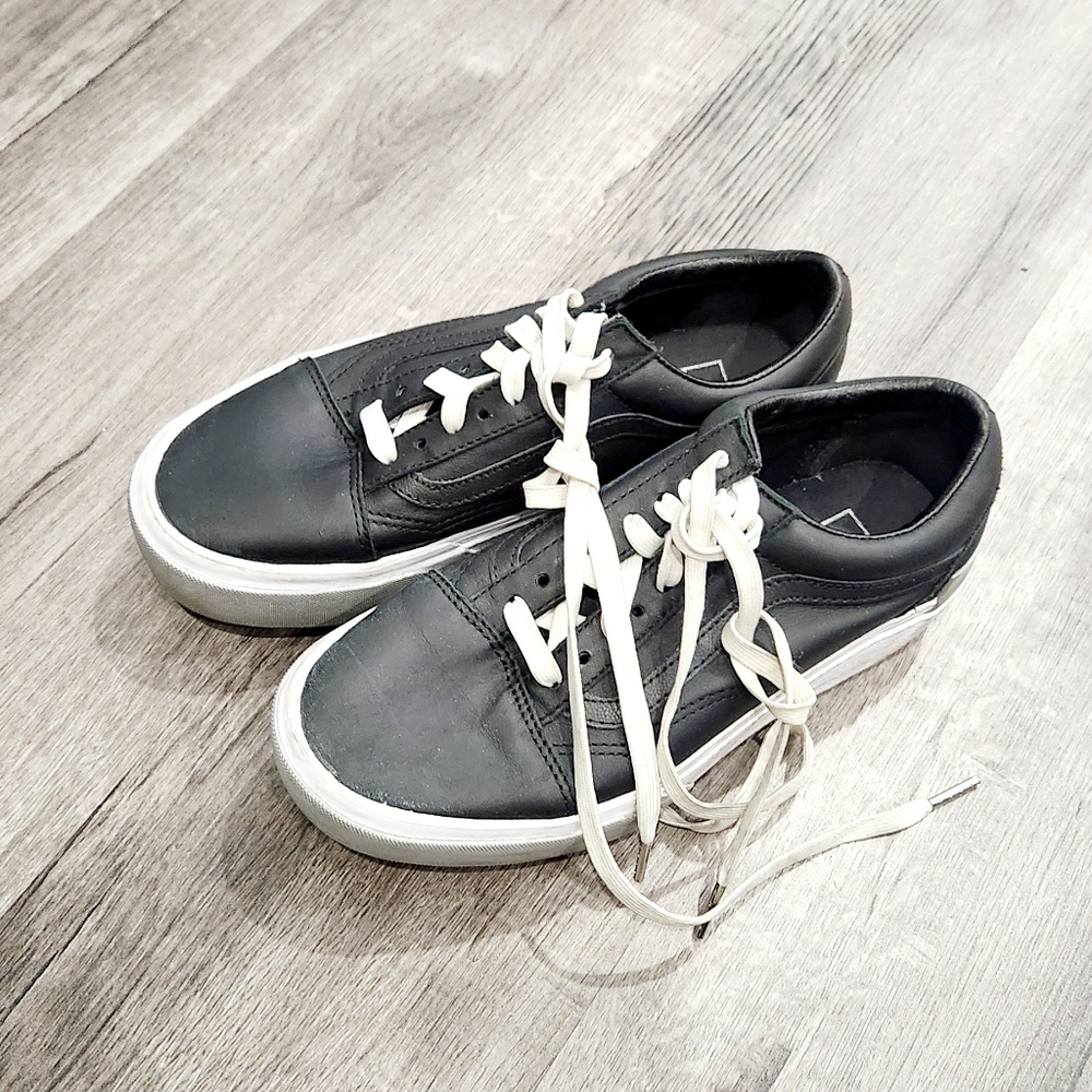 🔥 Vans Black Leather Wedge Sneakers – Size 8.5 🔥